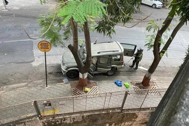 ଅମ୍ବାନୀଙ୍କ ଘର ଆଗରୁ ସନ୍ଦିଗ୍ଧ କାର ଜବତ ଘଟଣା । କ୍ରାଇମବ୍ରାଂଚକୁ ମିଳିଲା ଠୋସ ପ୍ରମାଣ । ସିସିଟିଭି ଫୁଟେଜରୁ ମିଳିଲା ସ୍କୋର୍ପିଓ ଡ୍ରାଇଭର ଫଟୋ ।