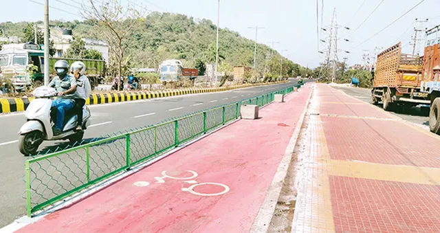 ବଦଳୁଛି ରାଜଧାନୀ ରାଜରାସ୍ତାର ଚେହେରା... ସାଇକେଲ୍ ଚାଳକଙ୍କ ପାଇଁ ତିଆରି ହେଉଛି ସ୍ୱତନ୍ତ୍ର ଟ୍ରାକ୍, ରାସ୍ତା ମଝିରେ ପଡିଲା ବାଡ