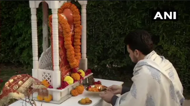 ସଂସଦରେ ଆଗତ ହେବ ସାଧାରଣ ବଜେଟ୍: ବଜେଟ୍ ଉପସ୍ଥାପନ ପୂର୍ବରୁ କେନ୍ଦ୍ର ଅର୍ଥ ରାଷ୍ଟ୍ରମନ୍ତ୍ରୀଙ୍କ ପୂଜାର୍ଚ୍ଚନା;ଘର ଆଗରେ ଥିବା ହନୁମାନ ମନ୍ଦିରରେ ପୂଜା କଲେ ଅନୁରାଗ ଠାକୁର