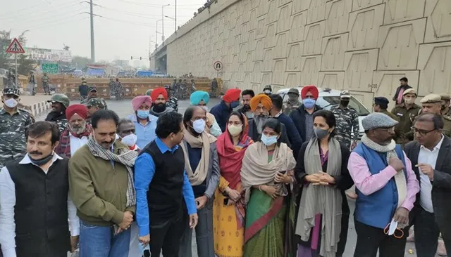 କୃଷକଙ୍କୁ ଭେଟିଲେ ବିରୋଧୀ ଦଳ । ପ୍ରତିବାଦସ୍ଥଳ ପରିଦର୍ଶନ କଲେ ୧୦ ବିରୋଧୀ ଦଳର ୧୫ ସାଂସଦ ।