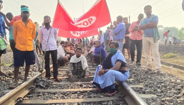 କଟକ ଚୌଦ୍ୱାର ବଡପଦା ଗାଁରେ ରେଳରୋକ : ଦୁର୍ଗ-ପୁରୀ ଏକ୍ସପେସକୁ ଅଟକାଇଲେ ବିକ୍ଷୋଭକାରୀ; ଘଟଣାସ୍ଥଳରେ ଜିଆରପି ଓ ଚୌଦ୍ୱାର ପୋଲିସ ମୁତୟନ