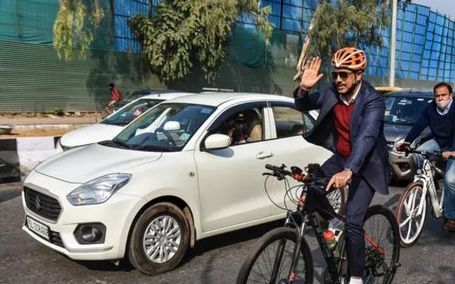 ତୈଳ ଦର ବୃଦ୍ଧି ପ୍ରତିବାଦରେ ସାମିଲ ହେଲେ ରବର୍ଟ ଭଦ୍ରା । ସାଇକେଲ ଚଳାଇ ନିଜ କାର୍ଯ୍ୟାଳୟରେ ପହଂଚିଛନ୍ତି ରବର୍ଟ ।