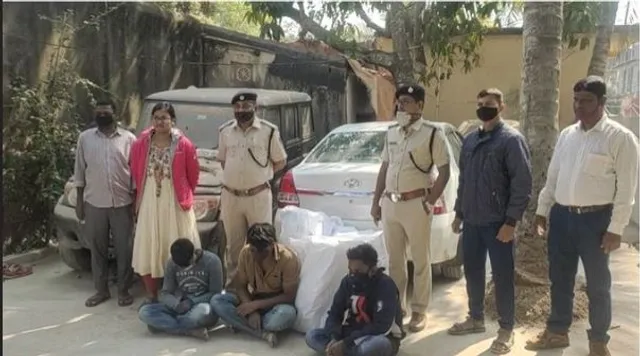 ଦାମି ଗାଡିରେ ଗଞ୍ଜେଇ ଚାଲାଣ । ୪୦ କିଲୋ ଗଞ୍ଜେଇ ଚାଲାଣ ବେଳେ ଧରାପଡିଲା ଗ୍ୟାଙ୍ଗ । ଫୁଲବାଣୀରୁ ଭୁବନେଶ୍ୱର ହେଉଥିଲା ଗଞ୍ଜେଇ ଚାଲାଣ ।