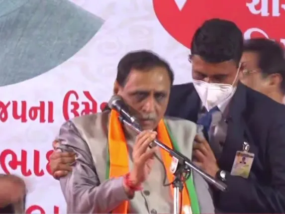 ଭାଷଣ ଦେଲା ବେଳେ ମଞ୍ଚରେ ଅସୁସ୍ଥ ହୋଇପଡିଲେ ଗୁଜୁରାଟ ମୁଖ୍ୟମନ୍ତ୍ରୀ । ହସ୍ପିଟାଲରେ ଭର୍ତ୍ତି । 