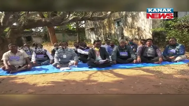 ଓଡିଶା ଆଗ୍ରୋ ଇଣ୍ଡଷ୍ଟ୍ରିଜ କର୍ପୋରେସନ ଲିମିଟେଡ ଅଫିସ ଆଗରେ ଅବସର ପ୍ରାପ୍ତ କର୍ମଚାରୀଙ୍କ ଧାରଣା : ଅବସରକାଳୀନ ଦେୟ ମିଳୁନଥିବା ଅଭିଯୋଗରେ ବରିଷ୍ଠ ନାଗରିକଙ୍କ ଧାରଣା