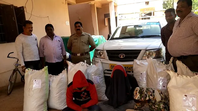 କୋରାପୁଟରୁ ୧୯୩ କେଜି ଗଞ୍ଜେଇ ଜବତ, ୩ଗିରଫ । ୨ ହଜାର ୫୬୦ ନଗଦ ଟଙ୍କା ଏବଂ ୩ଟି ମୋବାଇଲ ଜବତ କଲା ପୁଲିସ