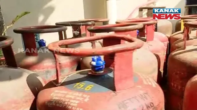 ରୋଷେଇ ଘରେ ମହଙ୍ଗା ମାଡ । ତିନି ମାସ ଭିତରେ ରୋଷେଇ ଗ୍ୟାସ ଦର ୧୨୫ଟଙ୍କା ବଢ଼ିଲାଣି ।