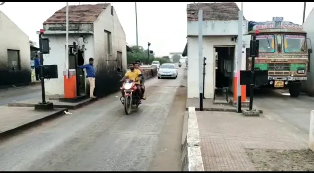 ଟୋଲ ଗେଟରେ ୨ଗୁଣା ଫାଇନ ଆଦାୟକୁ ବିରୋଧ : ବରଯାତ୍ରୀ ଗାଡ଼ିରେ ଲାଗି ନଥିଲା ଫାସ୍ ଟ୍ୟାଗ