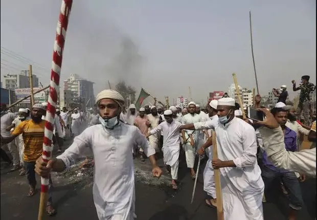 ବାଂଲାଦେଶରେ ବ୍ୟାପିଲା ହିଂସା । ମୋଦିଙ୍କ ଗସ୍ତ ପରେ ମନ୍ଦିର ଓ ଟ୍ରେନ୍ ଉପରେ ଆକ୍ରମଣ...