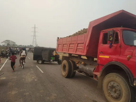 ଦିଗପହଣ୍ଡିରେ ଅଭାବନୀୟ ଘଟଣା । ବାଇକକୁ ପିଟିଲା ମାଟି ବୋଝେଇ ଟ୍ରିପର, ଜଣେ ମୃତ । ଡ୍ରାଇଭରକୁ ପିଟି ପିଟି ମାରିଦେଲେ ଲୋକେ ।