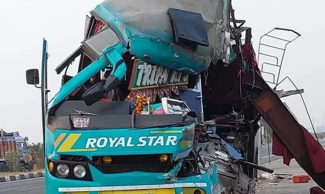 ଆନ୍ଧ୍ର ପ୍ରଦେଶର କୋରଲାମ ଠାରେ ଘରୋଇ ବସ୍ ଦୁର୍ଘଟଣାଗ୍ରସ୍ତ । ହେଲପରଙ୍କ ମୃତ୍ୟୁ, ୫ ଜଣ ଗୁରୁତର ଆହତ ।