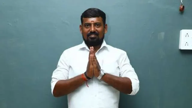 ତାମିଲନାଡୁରେ ସ୍ୱାଧିନ ପ୍ରାର୍ଥୀଙ୍କ ଆକାଶଛୁଆଁ ପ୍ରତିଶ୍ରୁତି । ମଦୁରାଇର ବିଧାୟକ ପ୍ରାର୍ଥୀ କହିଲେ, ନିର୍ବାଚନ ଜିତିଲେ ଦେବେ ହେଲିକପ୍ଟର, ୧କୋଟି ଟଙ୍କା ସହ ତିନି ମହଲା କୋଠା ।