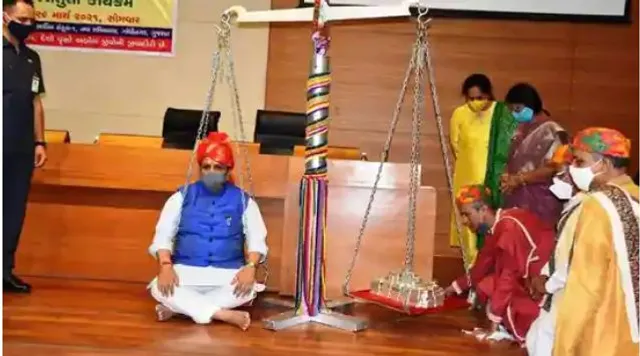 ଗୋଶାଳାକୁ ନିଜ ଓଜନର ରୂପା ଦାନ କଲେ ଗୁଜୁରାଟ ମୁଖ୍ୟମନ୍ତ୍ରୀ ବିଜୟ ରୂପାଣୀ । କହିଲେ ଗୋ ହତ୍ୟା ଅପରାଧୀଙ୍କୁ ୧୨ ବର୍ଷ ଜେଲ୍