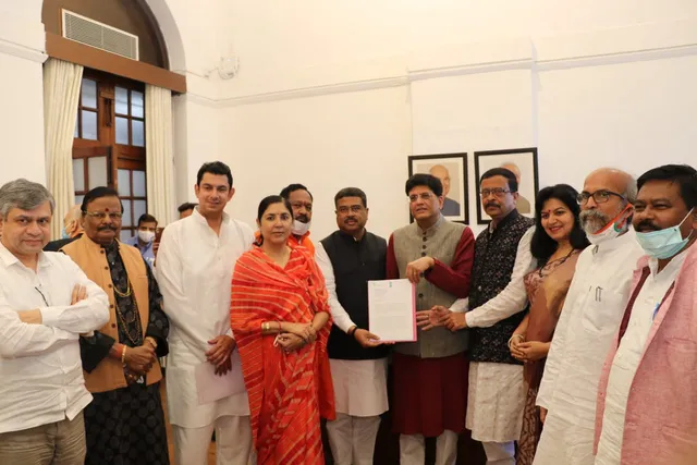 କେନ୍ଦ୍ରର ଦ୍ୱାରସ୍ଥ ହେଲା ବିଜେପି ସଂସଦୀୟ ଦଳ । ମନ୍ତ୍ରୀ ପୀୟୁଷ ଗୋଏଲକୁ ଭେଟି ରାଜ୍ୟରେ ମଣ୍ଡି ଅବ୍ୟବସ୍ଥା ସମ୍ପର୍କରେ କରାଇଲେ ଅବଗତ