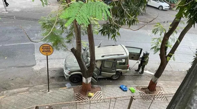 ସତ ମାନିଲେ ସଚିନ୍ ୱାଜେ । ମୁକେଶ ଅମ୍ବାନୀଙ୍କ ଆଣ୍ଟିଲିଆ ନିକଟରେ ଗାଡିରେ ତାଙ୍କ ଡ୍ରାଇଭର ରଖିଥିଲେ ବିସ୍ଫୋରକ । 