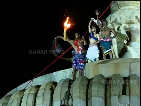 ଶ୍ରୀ ଲିଙ୍ଗରାଜ ମନ୍ଦିରରେ ଉଠିଲା ମହାଦୀପ । ନିର୍ଦ୍ଧାରିତ ସମୟ ପୂର୍ବରୁ ଉଠିଲା ମହାଦୀପ