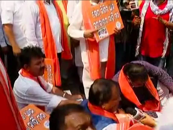 ନବୀନ ନିବାସ ସାମ୍ନାରେ ହାଇଡ୍ରାମା । ଭିତରକୁ ଯିବାକୁ ହାତଯୋଡି ନିବେଦନ କଲେ ବିଜେଡି ନେତା, ଧାରଣାରେ ବସିଲେ ବିଜେପି ବିଧାୟକ । 