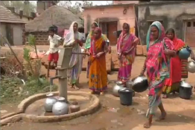 ସରକାରଙ୍କ ପାନୀୟ ଜଳ ଯୋଗାଣ ଯୋଜନାଠୁ ଦୂରରେ ଢେଙ୍କାନାଳର ବାଇସିଙ୍ଗା ଗାଁ । ଏବେ ବି ପାଣି ଟିକେ ପାଇବା ପାଇଁ ଗାଁରେ ହୁଏ ପ୍ରତିଯୋଗିତା ।