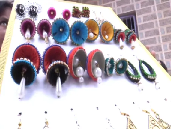 ବଢୁଛି ରେଶମୀ ଜୁଏଲାରୀର ଚାହିଦା । ବ୍ୟବସାୟ କରି ଭଲ ରୋଜଗାର କରିବା ସହ ସ୍ୱାବଲମ୍ବୀ ହେଉଛନ୍ତି ମହିଳା ।