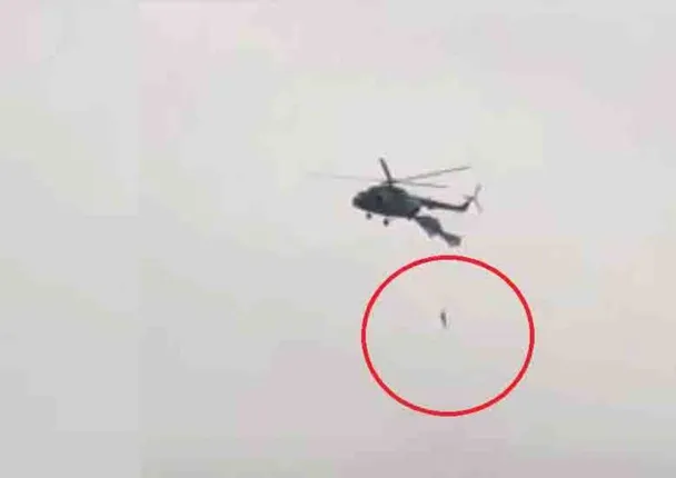 ମଝି ଆକାଶରେ ହେଲିକପ୍ଟରରେ ଫସିଲା ଯବାନଙ୍କ ପାରାସୁଟ୍ । ବଞ୍ଜାଇଦେଲେ ପାଇଲଟ୍