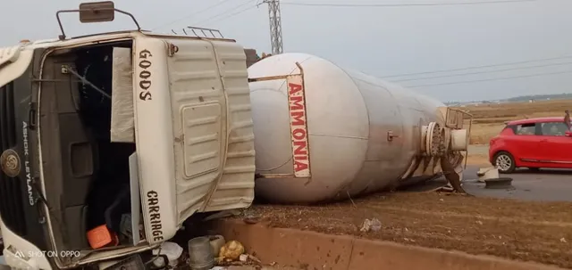 ଜାତୀୟ ରାଜପଥରେ ପୁଣି ଗ୍ୟାସ୍‌ ‌ବୋଝେଇ ଟ୍ୟାଙ୍କର ଦୁର୍ଘଟଣାଗ୍ରସ୍ତ । ଗ୍ୟାସ ଟ୍ୟାଙ୍କରର ଉଦ୍ଧାର କାର୍ଯ୍ୟ ଜାରି; ଲୋକେ ଆତଙ୍କିତ ।