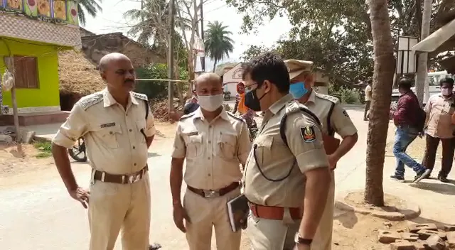 ଚେନ ଲୁଟି ଖସି ଯାଉଥିବା ଦୁର୍ଦ୍ଦାନ୍ତ ଅପରାଧିକୁ ଧରିଲେ ଗାଁ ଲୋକ : ପୋଲିସକୁ ହସ୍ତାନ୍ତର କରିବା ପୂର୍ବରୁ ନିର୍ଦ୍ଧୁମ ଛେଚିଲେ