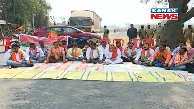 ମଣ୍ଡିରୁ ଧାନ ନଉଠିବାରୁ ସମ୍ବଲପୁର ବିଜେପି ପକ୍ଷରୁ ରାସ୍ତାରୋକ । ମାଣେଶ୍ୱର ଛକରେ ୨ଘଣ୍ଟିଆ ରାସ୍ତାରୋକ