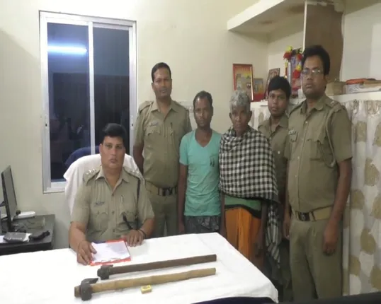 ବୌଦ୍ଧ ମୁଣ୍ଡେଶ୍ୱର ଜଙ୍ଗଲରେ ନିଆଁ ଲଗାଇ ବାପ-ପୁଅ ଗିରଫ : ବାପ-ପୁଅଙ୍କୁ ବାନ୍ଧିଲା ବନବିଭାଗର ସ୍ୱତନ୍ତ୍ର ସ୍କ୍ୱାର୍ଡ