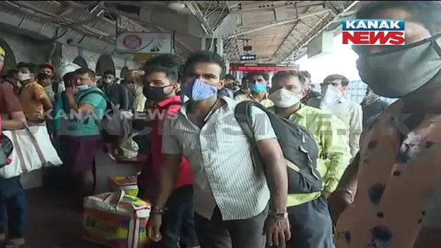 ସୁରଟରୁ ଓଡିଶା ଆସିଲା ଟ୍ରେନ । ବ୍ରହ୍ମପୁର ଷ୍ଟେସନରେ ଓହ୍ଲାଇଲେ ଶହ ଶହ ସୁରଟ ଫେରନ୍ତା, ଥର୍ମାଲ ସ୍କ୍ରିନିଂ ସହ ଲକ୍ଷଣ ଥିଲେ କରାଯାଉଛି ଆଣ୍ଟିଜେନ୍ ଟେଷ୍ଟ ।