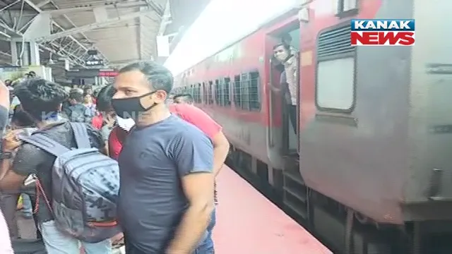 ସୁରଟରୁ ଓଡିଶା ଆସୁଛି ଟ୍ରେନ । ବ୍ରହ୍ମପୁର ଷ୍ଟେସନରେ ଓହ୍ଲାଇଲେ ଶହ ଶହ ସୁରଟ ଫେରନ୍ତା । ରେଳ ଷ୍ଟେସନରେ ପ୍ରତ୍ୟେକ ଯାତ୍ରୀଙ୍କ ସ୍କ୍ରିନିଂ କରୁଛି ପ୍ରଶାସନ । 