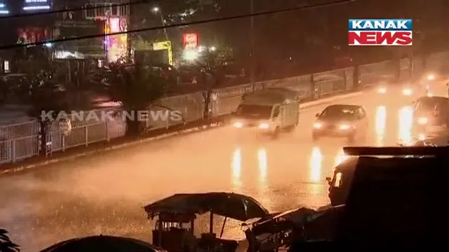 ହଠାତ୍ ମାଡିଆସିଲା ଅନ୍ଧାର, ବୋହିଲା ସୁ ସୁ ପବନ । ରାଜ୍ୟର ବିଭିନ୍ନ ଅଂଚଳରେ ଦେଖିବାକୁ ମିଳିଲା କାଳବୈଶାଖୀ ।