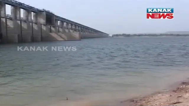 କଟକ ବାଙ୍କୀରୁ ଆସିଲା ମହାନଦୀର ବିକଳ ଚିତ୍ର । ୨୦୧୩ ମାର୍ଚ୍ଚରେ ଯେଉଁଠି ଲହଡ଼ି ମାରୁଥିଲା ପାଣି, ଆଜି ସେଠି କ୍ରିକେଟ୍ ଖେଳୁଛନ୍ତି ପିଲା ।