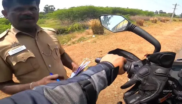 ବାଇକ ଚାଳକଙ୍କୁ ରାସ୍ତାରେ ଅଟକାଇଲେ ପୋଲିସ, ହାତରେ ଦେଲେ ଔଷଧ ପ୍ୟାକେଟ । ଆଉ କହିଲେ... ଦେଖନ୍ତୁ ପୂରା ଭିଡ଼ିଓ ।