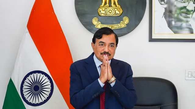 ମୁଖ୍ୟ ନିର୍ବାଚନ ଆୟୁକ୍ତ ସୁଶୀଲ ଚନ୍ଦ୍ରା ଓ ଇଲେକ୍ସନ କମିଶନର ରାଜୀବ କୁମାର କରୋନା ପଜିଟିଭ୍ । ସୁନିଲ ଆରୋରଙ୍କ ପରେ ଦାୟିତ୍ୱ ନେଇଥିଲେ ସୁଶୀଲ ଚନ୍ଦ୍ରା