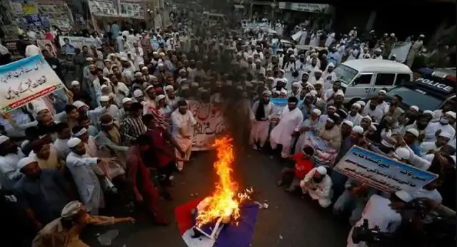 ଫ୍ରାନ୍ସ ବିରୋଧୀ ହିଂସାରେ ଜଳୁଛି ପାକିସ୍ତାନ । ସୋସିଆଲ ମିଡିଆ ବ୍ୟାନ୍ କଲା ଇମ୍ରାନ ସରକାର ।