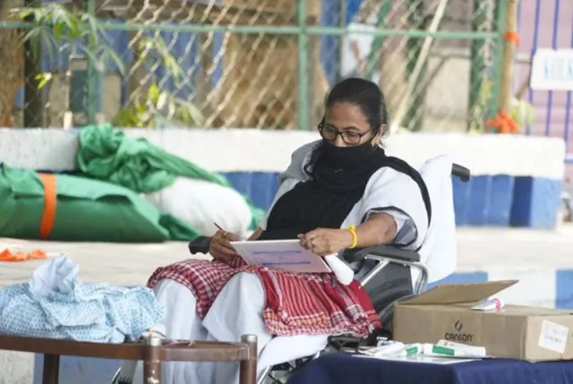 ପଶ୍ଚିମବଙ୍ଗରେ ଇସିଙ୍କ ନିଷ୍ପତ୍ତିକୁ ଦିଦିଙ୍କ ବିରୋଧ । ଧାରଣା ଦେଲେ ମୁଖ୍ୟମନ୍ତ୍ରୀ ମମତା ବାନାର୍ଜୀ । ଧାରଣା ସ୍ଥଳରେ ଆଙ୍କିଲେ ଚିତ୍ର ।