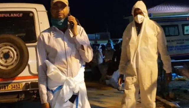 ଶ୍ମଶାନରୁ ଆସିଲା ପୁଅର ଦୁଃଖ । ୪୦ ଘଣ୍ଟା ଧରି ଛିଡା ହୋଇଛନ୍ତି ପୁଅ କିନ୍ତୁ ହୋଇପାରୁନାହିଁ ବାପାଙ୍କ ଅନ୍ତିମ ସଂସ୍କାର ।