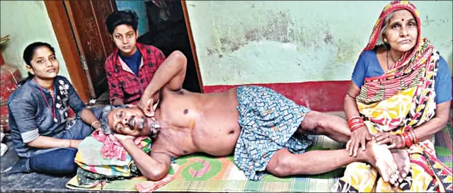 ବାପାଙ୍କୁ ଭଲ କରିବାକୁ କରଣୀ ଓ ଗଜ ଧରିଲେ ଦୁଇ ଭଉଣୀ । 