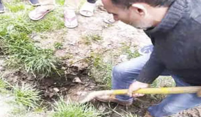 ୮ ମାସ ହେବ ନିଖୋଜ ସୈନିକ ପୁଅକୁ ଖୋଜୁଛି ବାପା । ପ୍ରତିଦିନ ମାଟି ଖୋଳୁଛନ୍ତି ନିରାଶ ହୋଇ ଘରକୁ ଫେରୁଛନ୍ତି