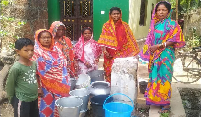 ଅଧା ଭୁବନେଶ୍ୱରକୁ ପାଣି ଯୋଗାଉଥିବା ଗାଁରେ ଜଳକଷ୍ଟ । ଘଣ୍ଟା ଆସୁଛି ପାଣି, ୪ ବାଲତି ପାଣି ବି ପୂରା ହେଉନି । 