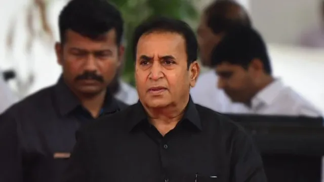 ଦାଦାବଟି ଆଦାୟ କରିବା ଅଭିଯୋଗରେ ମହାରାଷ୍ଟ୍ର ପୂର୍ବତନ ମୁଖ୍ୟମନ୍ତ୍ରୀଙ୍କୁ ସିବିଆଇର ପଚରାଉଚରା । ସମନ ପରେ ଡିଆରଡିଓ ଗେଷ୍ଟ ହାଉସରେ ଘଂଟା ଘଂଟା ଜେରା ।