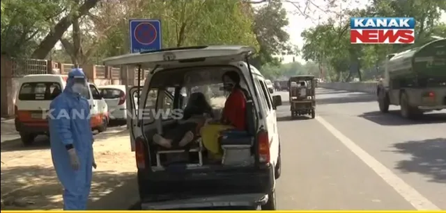 କରୋନା ମହାମାରୀ ଭିତରେ ରାଜଧାନୀ ଦିଲ୍ଲୀର ସ୍ଥିତି ସଙ୍ଗୀନ । ସାମ୍ନାକୁ ଆସିଲା ହୃଦୟ ବିଦାରକ ଦୃଶ୍ୟ । ନା ମିଳୁଛି ଆଡମିସନ, ନା ମିଳୁଛି ଅକ୍ସିଜେନ ।