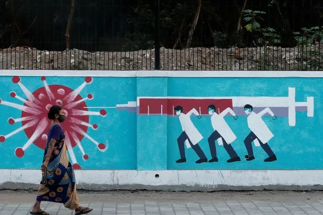 ସଂକ୍ରମଣ ବୃଦ୍ଧି ଯୋଗୁଁ ଦିଲ୍ଲୀରେ ସୃଷ୍ଟି ହୋଇଛି ଯୁଦ୍ଧ ଭଳି ପରିସ୍ଥିତି । ପ୍ରାୟ ସମସ୍ତ ହସ୍ପିଟାଲରେ ଶେଷ ହୋଇଗଲାଣି ଆଇସିୟୁ । ସେପଟେ ଶ୍ମଶାନରେ ଲିଭୁନି ଚିତା ।