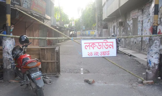 କରୋନା ସଂକ୍ରମଣକୁ ନଜରରେ ରଖି ପୁଣି ଫେରିଛି ଲକଡାଉନ । ବାଂଲାଦେଶରେ ସଂକ୍ରମିତଙ୍କ ସଂଖ୍ୟା ବଢୁଥିବାରୁ ସୋମବାର ଠାରୁ ଲକଡାଉନ ଘୋଷଣା ।