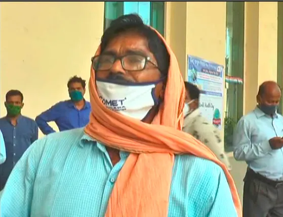 ସୁନ୍ଦରଗଡରେ ପୁଅକୁ ସ୍ଥାନାନ୍ତର କରିବାକୁ ଆମ୍ବୁଲାନ୍ସ ପାଇଁ ବାପାର ଆକୁଳ ନିବେଦନ । ହସ୍ପିଟାଲ ବାହାରେ ଆମ୍ବୁଲାନ୍ସ ପାଇଁ ନୟାନ୍ତ ହେଲେ ବାପା ।