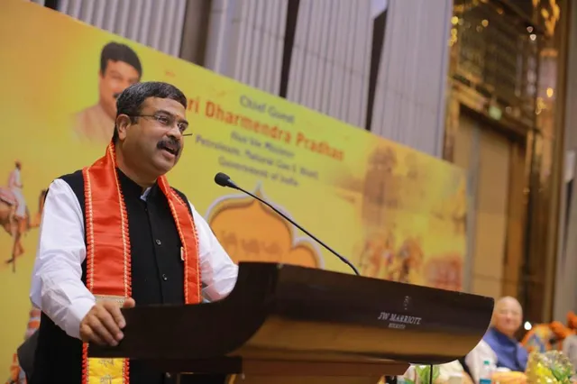 ପଶ୍ଚିମବଙ୍ଗରେ ଉଦ୍ୟୋଗୀଙ୍କ ସହ ଆଲୋଚନା କଲେ କେନ୍ଦ୍ରମନ୍ତ୍ରୀ ଧର୍ମେନ୍ଦ୍ର ପ୍ରଧାନ । କହିଲେ, ରାଜନୈତିକ ଇଚ୍ଛାଶକ୍ତିର ଅଭାବ ଯୋଗୁ ୪୦ ବର୍ଷ ଧରି ପଶ୍ଚିମବଙ୍ଗର ଗୌରବ ନଷ୍ଟ ହେଉଛି ।