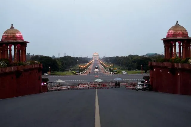 ସଂକ୍ରମଣ ଚେନ୍ ଭାଙ୍ଗିବାକୁ ଦିଲ୍ଲୀରେ ସପ୍ତାହନ୍ତ ତାଲାବନ୍ଦ । ଶୁକ୍ରବାର ରାତି ୧୦ଟାରୁ ସୋମବାର ସକାଳ ୬ଟା ଯାଏଁ ତାଲାବନ୍ଦ ଘୋଷଣା ।