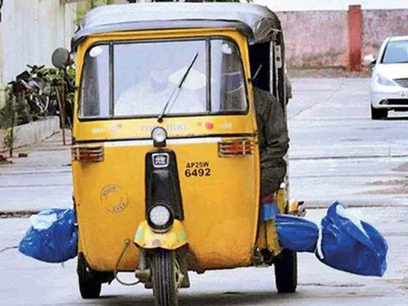 କରୋନାର କରୁଣ କାହାଣୀ...  ଏ ଡାକ୍ତରଖାନାରୁ ସେ ଡାକ୍ତରଖାନା ଦଉଡି ଦଉଡି ଚାଲିଗଲା ପୁଅର ଜୀବନ । ଶବକୁ ରିକ୍ସାରେ ଲଦି ଘରକୁ ଆଣିଲା ମାଆ