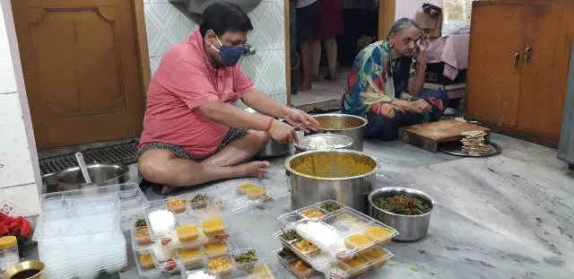 କରୋନା ସମୟରେ ଦେବଦୂତ ସାଜିଛନ୍ତି ରୋଟାରୀ ମହିଳା । କରୋନା ରୋଗୀଙ୍କ ଘରେ ପହଞ୍ଚାଉଛନ୍ତି ମାଗଣା ଖାଦ୍ୟ