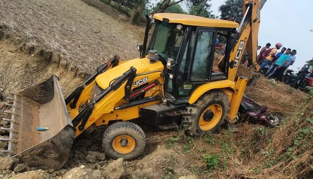 ଚଳନ୍ତା ସ୍କୁଟିକୁ ଧକ୍କା ଦେଲା ଜେସିବି । ୧୦ ଫୁଟ ଖାଲକୁ ଖସିଲା ଉଭୟ ଜେସିବି ଓ ସ୍କୁଟି, ମା’ ଓ ଝିଅ ଆହତ । 